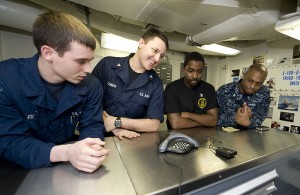 800px-US_Navy_111219-N-VO377-014_Sailors_talk_to_New_Orleans_Saints_tight-end_Jimmy_Graham_during_a_holiday_morale_phone_call_aboard_the_Nimitz-Class_air